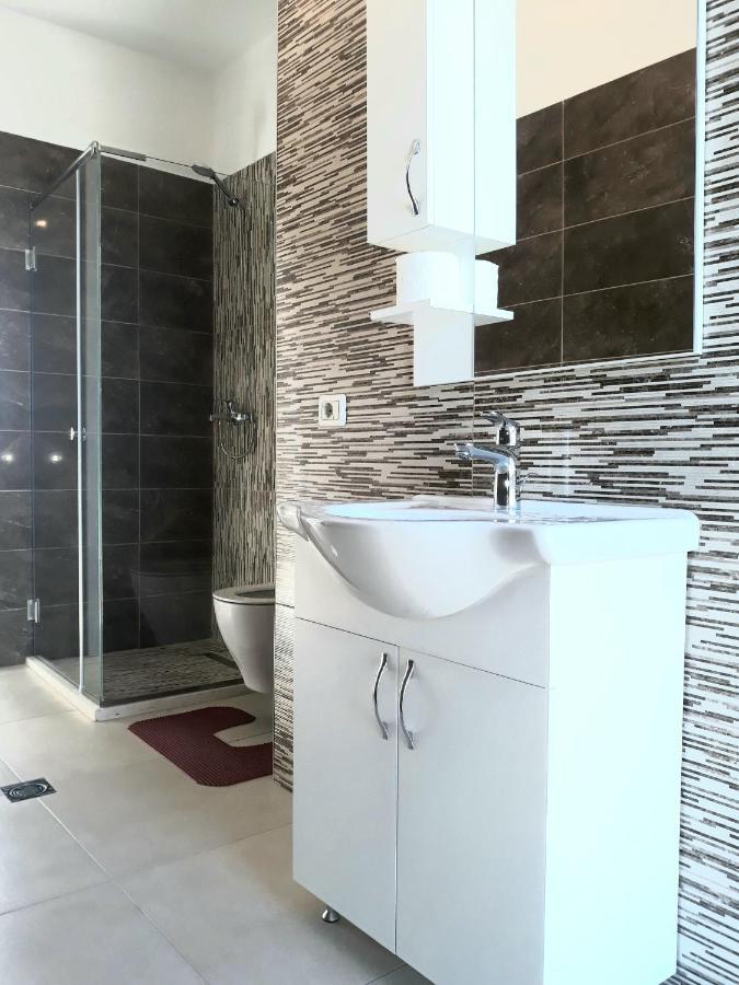 Guesthouse Bela Тирана Экстерьер фото